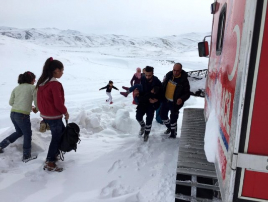 Kar nedeniyle yolu kapanan köyde mahsur kalan hasta çocuk kurtarıldı