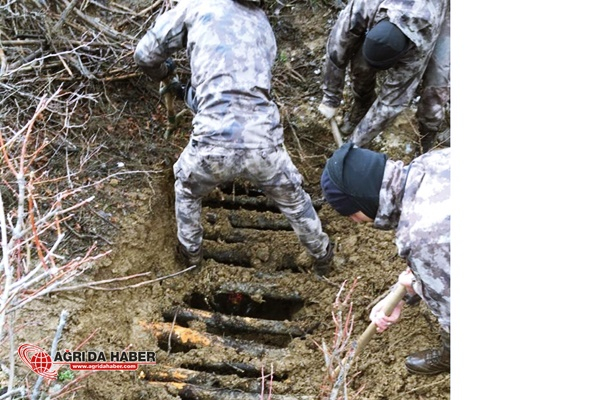 Bitlis kırsalında sığınak içerisinde yaşam malzemesi ele geçirildi