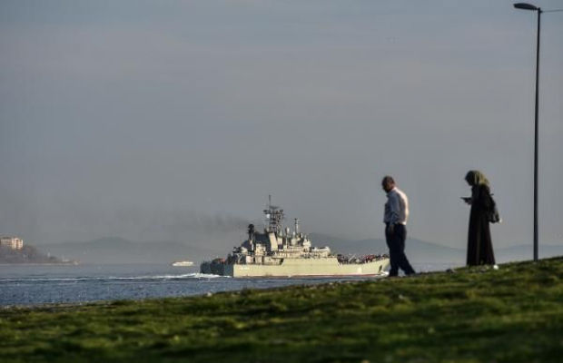 Boğaz'dan Yeniden Savaş Gemisi Geçti