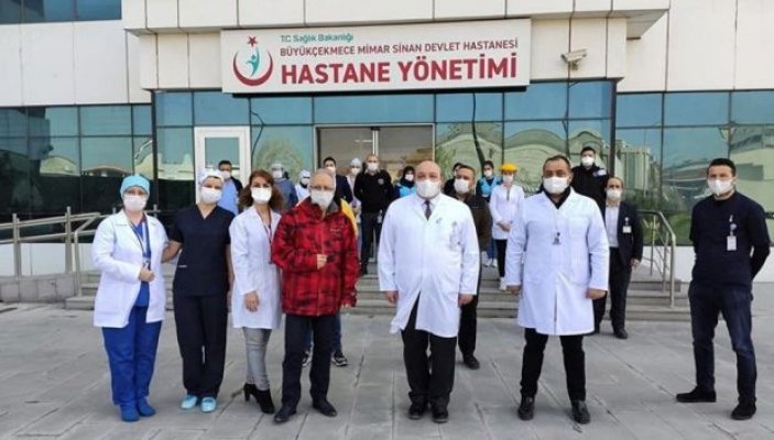 64 yaşındaki Profesör Koronavirüsü Yendi