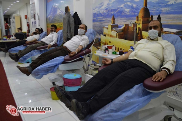 HÜDA PAR Ağrı Teşkilatı Kızılay'a kan bağışı yaptı