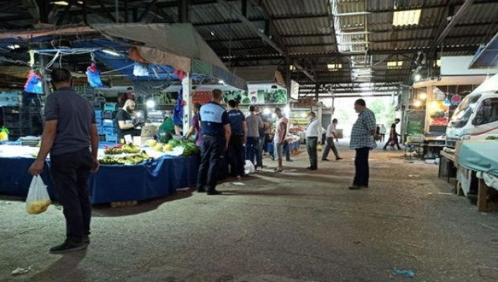 Karpuzu Almayan Müşterisini bıçakla kovaladı