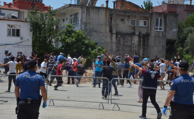 Antalya'da süre uzatıldı! Mahalleli Polise taş attı