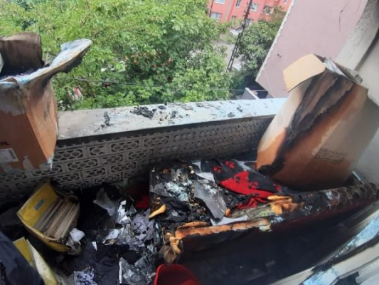 Komşusunun balkonuna yanıcı madde attı!