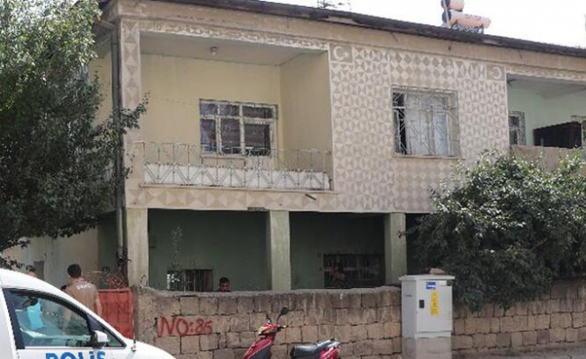 Hamile eşini karnından bıçakladı!