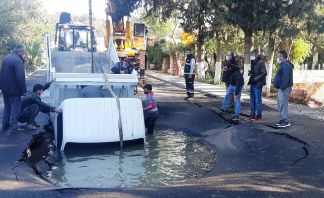 Asfalt Patladı! Kamyonet İçine Düştü