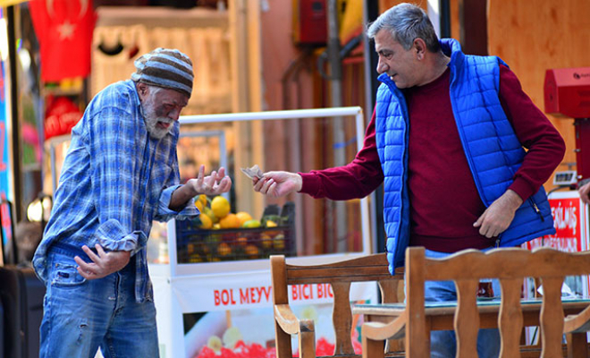 Dilenci Kılığına Girdi! Yarım Saatte 60 TL Topladı