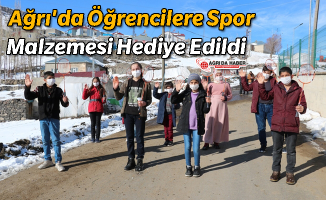 Ağrı'da Öğrencilere Spor Malzemesi Hediye Edildi