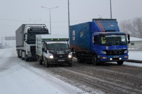 Ağrı'da Yoğun Kar Yağışı Şehri Beyaza Bürüdü