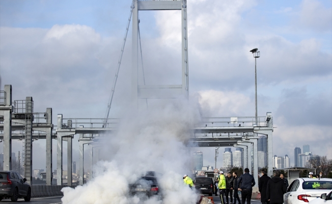 Şehitler Köprüsü'nde yanan otomobil kullanılamaz hale geldi