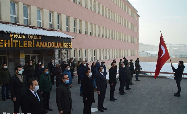 Ağrı'da 15 Temmuz Şehitleri Anadolu Lisesinde İstiklal Marşı Okundu