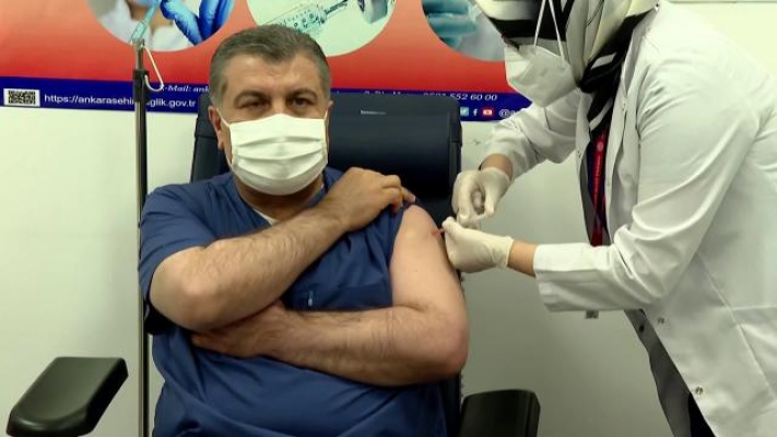 Sağlık Bakanı Fahrettin Koca Canlı Yayında Koronavirüs Aşısı Oldu