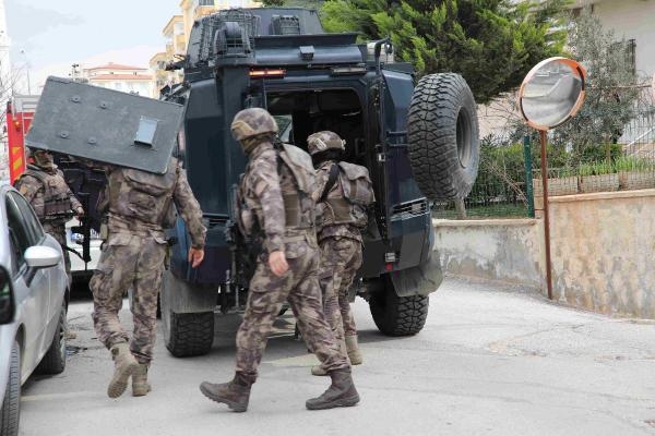 Eşini ve Çocuklarını Rehin Aldı!