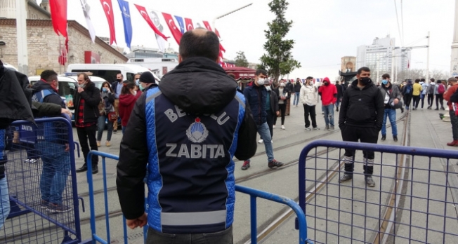 İstiklal Caddesine Giriş Çıkışlar Engellendi