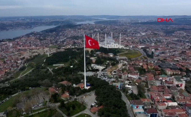Çamlıca Tepesi'ne Türk Bayrağı göndere çekildi!