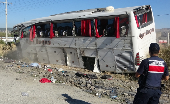 Ağrı otobüsü kaza yaptı, 33 kişi hastaneye kaldırıldı
