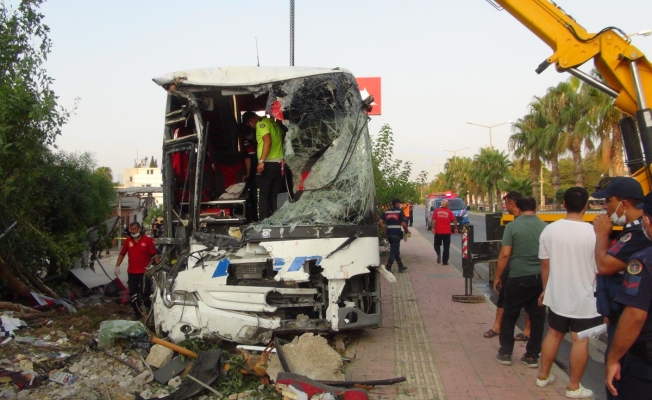 Otobüs devrildi 33 kişi yaralandı