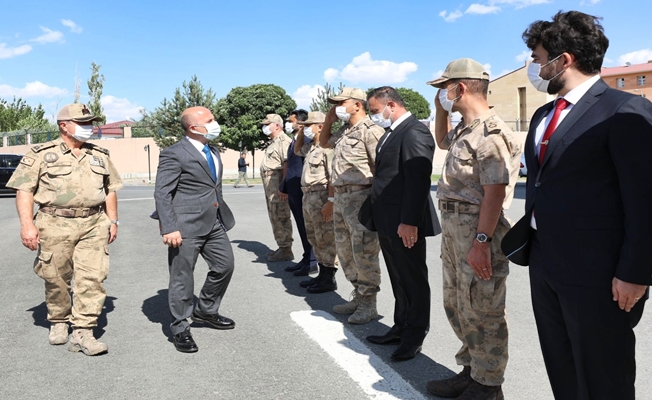 Ağrı Valisi, İl Jandarma Komutanlığını ziyaret etti