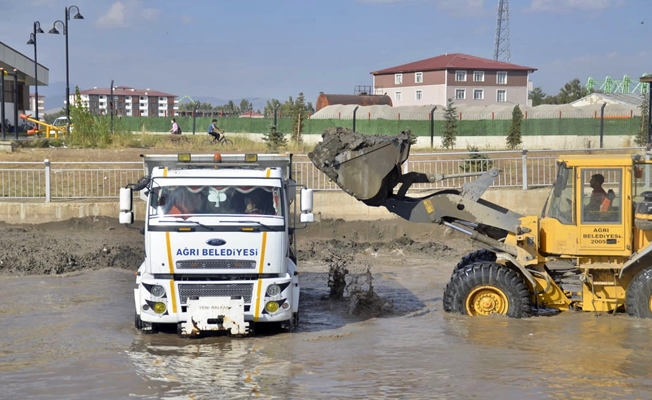 Ağrı’da Dere Temizleme Çalışmaları Devam Ediyor