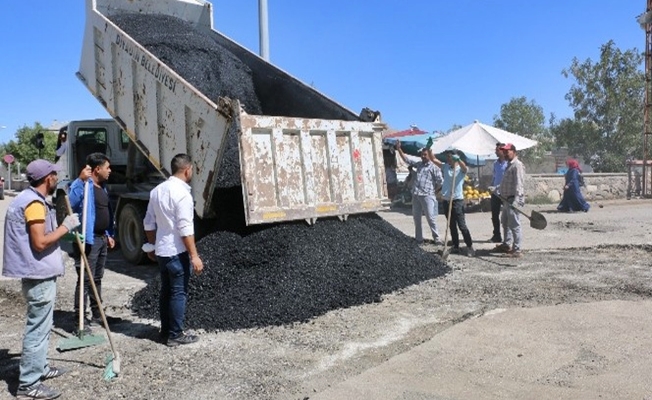 Diyadin'de sıcak asfalt çalışmaları sürüyor Diyadin'de sıcak asfalt çalışmaları sürüyor