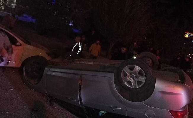 Ağrı'da trafik kazası, otomobil park halindeki araca çarptı