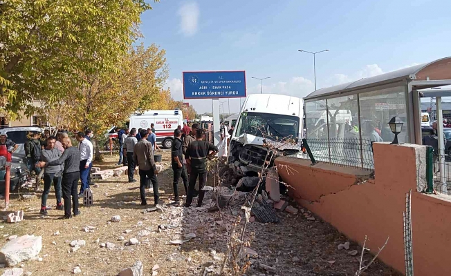 Ağrı'da Üniversite Öğrencilerine Okul Servisi Çarptı!