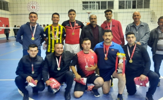 Eleşkirt'te kurumlar arası voleybol turnuvası şampiyonu belli oldu