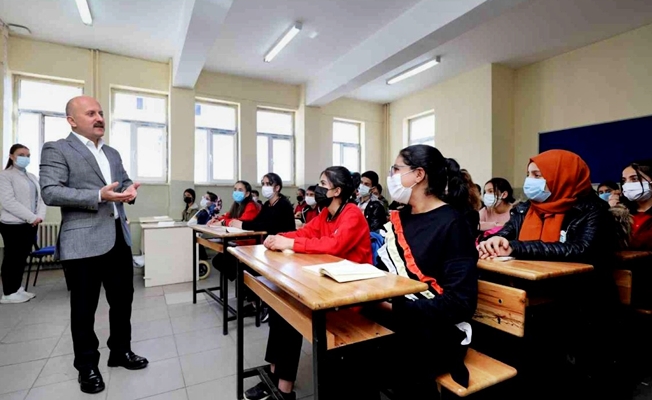 Ağrı Valisi, Taşlıçay Anadolu Lisesini Ziyaret Etti