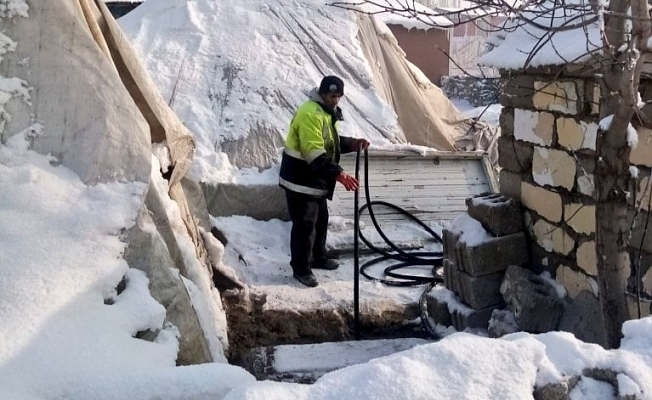 Ağrı'da Belediye Ekipleri Eksi 27 Derecede Çalışıyor