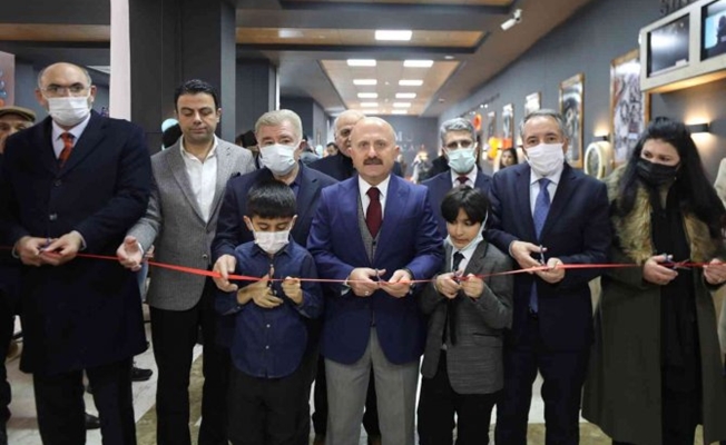Ağrı'da öğrenciler için sinema salonu hizmette açıldı