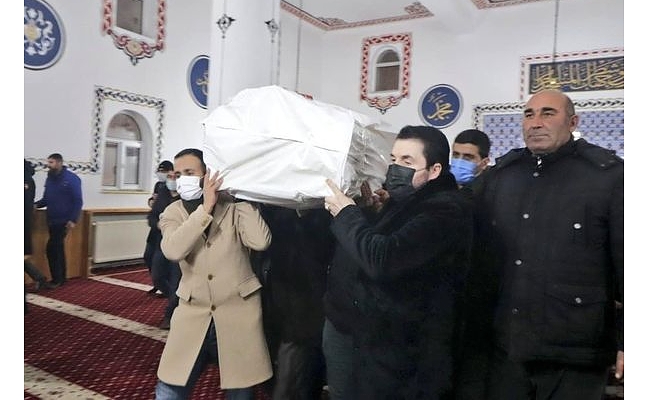 Nişan dönüşü vefat eden iki genç Ağrı'da toprağa verildi