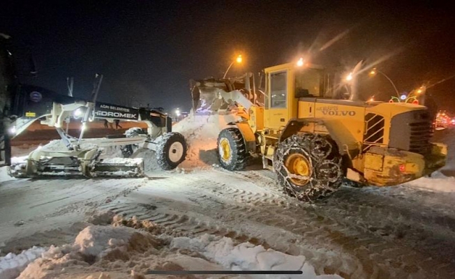 Ağrı'da bir buçuk metreyi bulan kar, ekipler tarafından temizleniyor