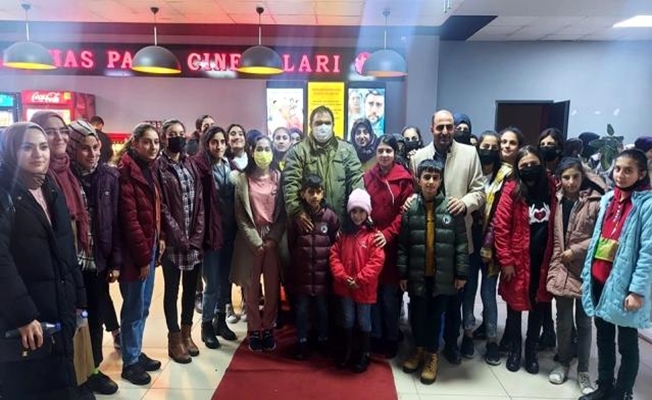 Diyadin Kaymakamı Alper Balcı öğrencilerle sinemada buluştu