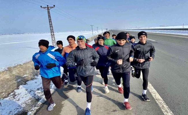 Ağrılı atletler soğuklara rağmen yarışmalara hazırlanıyor