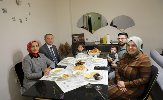 Hasan Kökrek, öğretmen Şencan çiftinin sofrasına misafir oldu