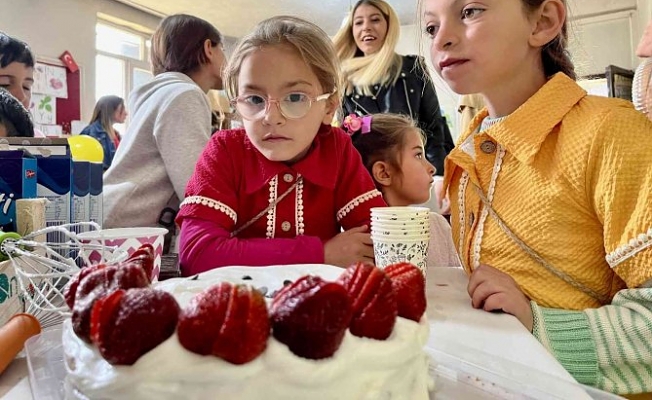 Ağrı'da Çilek Şenliği Düzenlendi