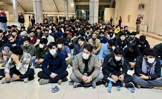 Ağrı'da 227 Afgan göçmen uçakla ülkelerine gönderildi!