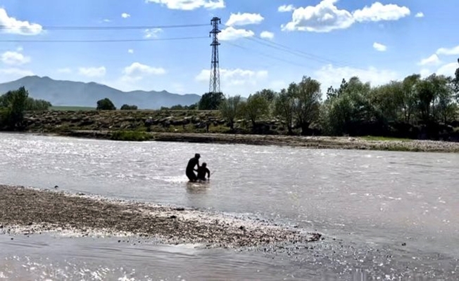 Murat Nehri'ne giren çocuğun yardımına vatandaş yetişti