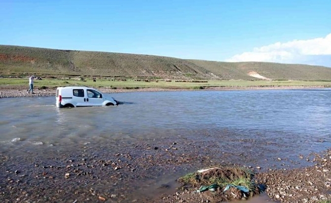 Taşlıçay'da bir araç sulara kapılarak sürüklendi