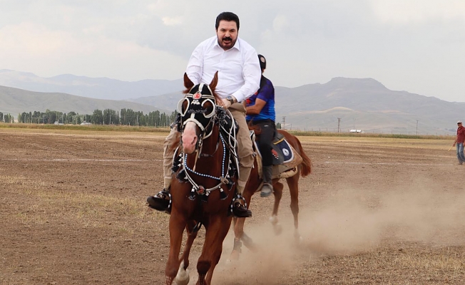 Ağrı'da Mahalli At Yarışları Şenliği Yapıldı
