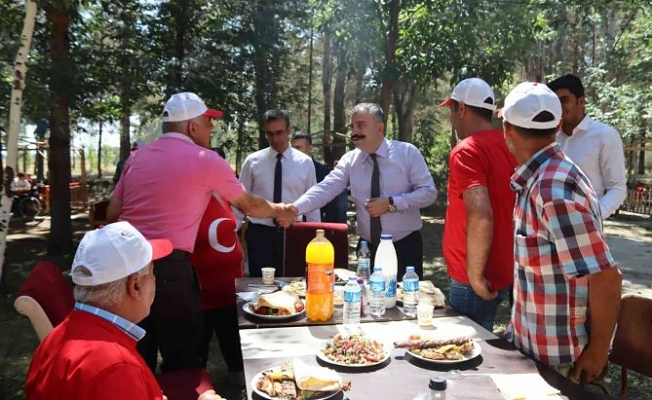 Ağrı'da minik eller, yetişkin gençler ve engelsiz yürekler zafer pikniğinde buluştu