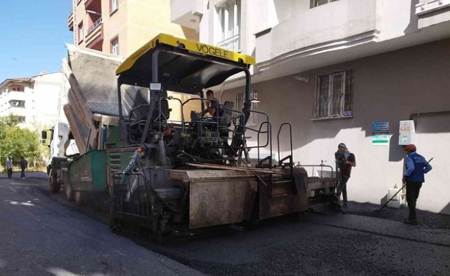 Ağrı Belediyesi, asfaltlama çalışmalarına devam ediyor