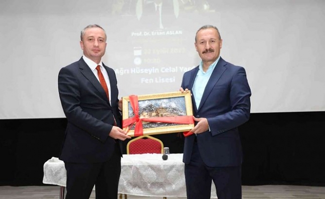 Ağrı'da lise öğrencilerine yönelik “Fuat Sezgin ve İslam Bilimler Tarihi” adlı konferans verildi Ağrı'da lise öğrencilerine yönelik “Fuat Sezgin ve İslam Bilimler Tarihi” adlı konferans verildi