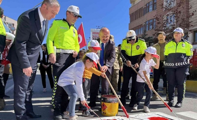 Ağrı'da yayalara öncelik duruşu, hayata saygı duruşu