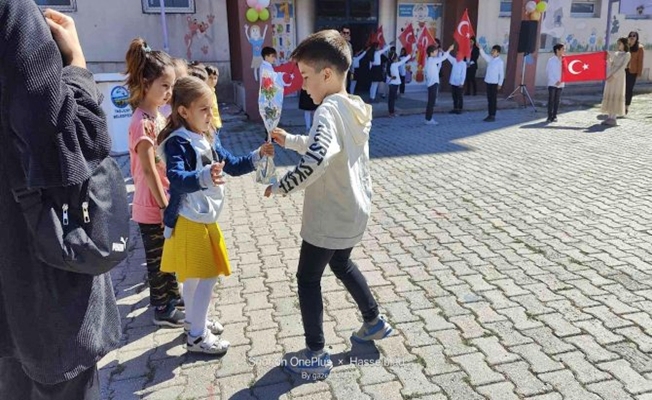 Taşlıçay'da okula yeni başlayan minikler çiçeklerle karşılandı