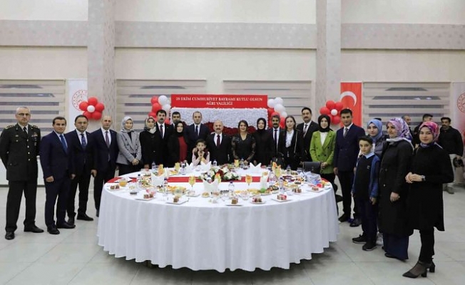 Ağrı'da “Cumhuriyet” resepsiyonu düzenlendi Ağrı'da “Cumhuriyet” resepsiyonu düzenlendi