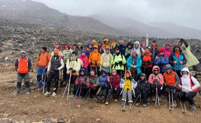 Ağrı Dağı zirvesine çıkmak isteyen kadın dağcılara fırtına engel oldu