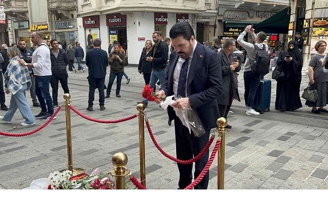 Savcı Sayan, Taksim’de hayatını kaybedenler için karanfil bıraktı