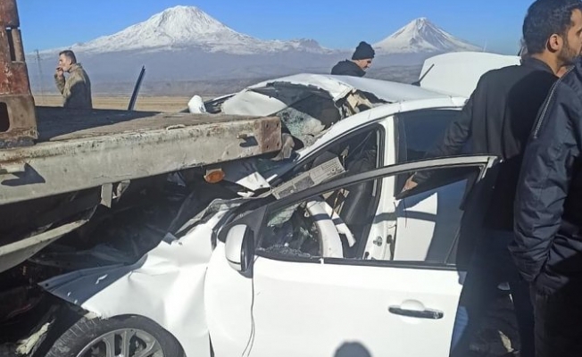 Doğubayazıt'ta otomobil tırla çarpıştı; 2 yaralı