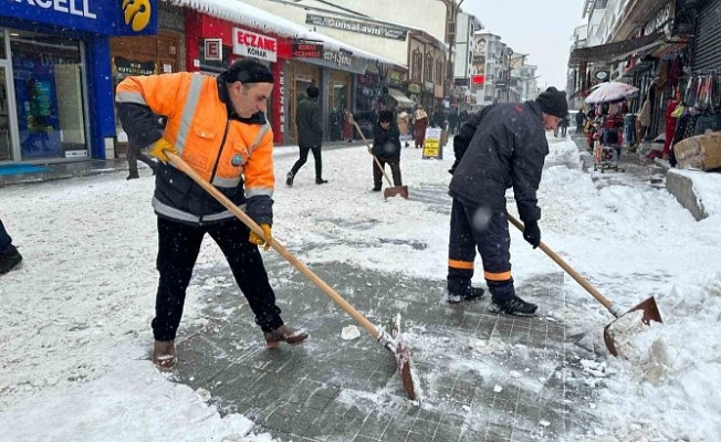 Ağrı Belediyesi kar çalışmalarına hız kesmeden devam ediyor
